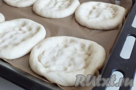 Через 15 минут примните серединку каждой лепёшки, формируя небольшие бортики.