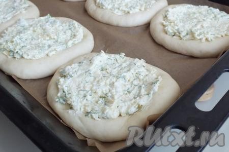 В углубления разложите подготовленную сырно-яичную начинку. Разровняйте ложкой.