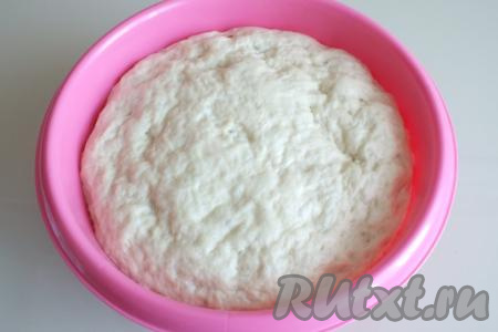 По прошествии 1,5 часов тесто хорошо увеличится в объёме - значит оно готово к разделке.