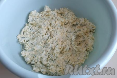 К сырно-яичной массе добавьте 4 столовые ложки сметаны, перемешайте и начинка для шанег готова. Начинка должна быть средней густоты, чтобы из неё можно было слепить колобок.