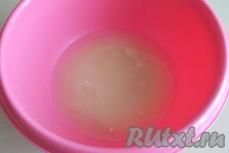 В достаточно глубокую миску налейте тёплую воду (её температура должна быть 36-38 градусов), добавьте сахар, дрожжи, перемешайте и оставьте на 15 минут (за это время дрожжевая смесь запенится - это говорит о том, что дрожжи активировались).