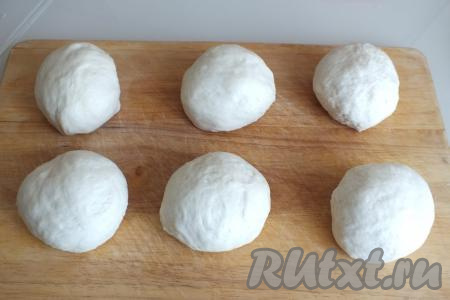 Поделите тесто на 6 равных частей. В среднем вес заготовки выходит 100-109 грамм.