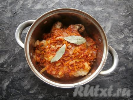 Содержимое сковороды перемешать, влить воду, довести до кипения, а после этого протушить томатный соус на небольшом огне минуты 3-4. Готовый томатный соус перелить в кастрюлю с кусочками хека, добавить лавровые листочки.