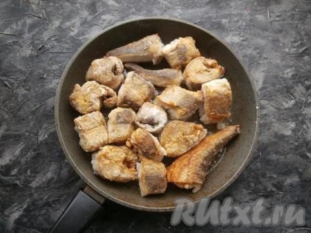 Жарить кусочки хека на среднем огне до румяной корочки с каждой стороны.