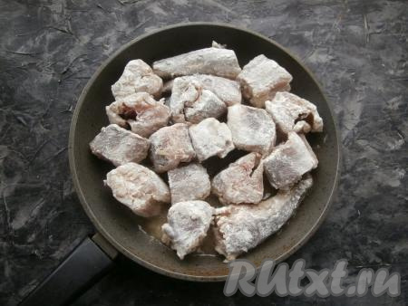 Обвалять каждый кусок рыбы в муке и выложить в разогретую с 3 столовыми ложками растительного масла&nbsp;сковороду.