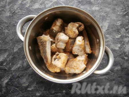 Затем рыбу переложить в кастрюлю.