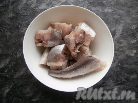 Тушки хека разморозить, помыть, удалить внутренности и плавники. Нарезать рыбу на куски шириной около 4-5 см.