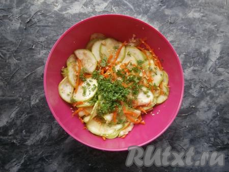 Сразу же&nbsp;всё быстро перемешать, добавить измельчённую петрушку. Ещё&nbsp;раз перемешать и оставить закуску в холодном месте (я ставлю в холодильник) на пару часов.