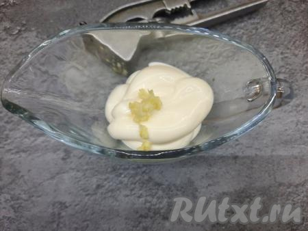Зубчик чеснока пропустить через чеснокодавилку и смешать с майонезом.&nbsp;