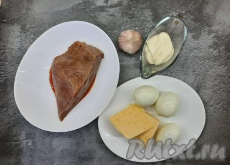 Подготовить все ингредиенты. Для приготовления слоёного салата размороженную или охлаждённую говяжью печень хорошо промыть, залить холодной водой на 20 минут. После вымачивания удалить с печени плёнку.