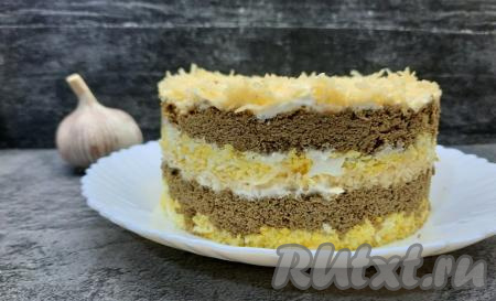 Далее нужно повторить слои, выкладывая, чуть утрамбовывая и промазывая их в том же порядке: натёртые яйца, смазанные майонезом с чесноком, варёная говяжья печень, покрытая майонезно-чесночной сеточкой, и слой сыра. Убрать слоёный печёночный салат в холодильник на пару часов.