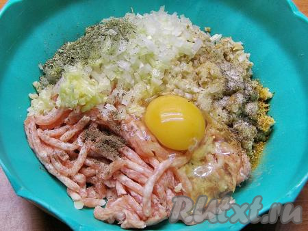 В миску кладём фарш, добавляем к нему нарезанный лук, яйцо, измельчённый хлеб, мелко нарезанные (или пропущенные через пресс) зубчики чеснока, соль, сушёный укроп, мускатный орех, чёрный молотый перец. Также, по вкусу, можно добавить немного других приправ и специй. Хорошо перемешиваем фарш (до однородного состояния).