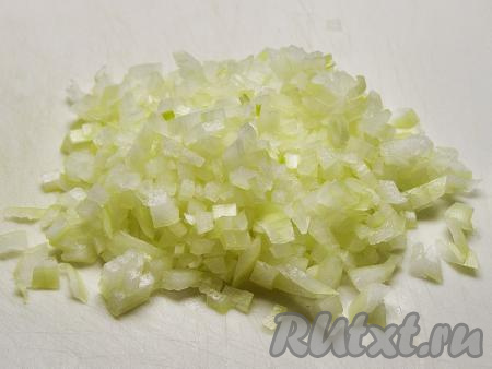 Луковицу среднего размера очищаем, а затем нарезаем мелко (или натираем на крупной тёрке).