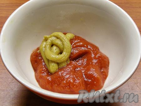 Для смазывания верха мясного хлеба смешиваем томатную пасту с горчицей.