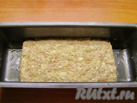 Слегка смазываем растительным маслом форму для запекания и выкладываем в неё получившийся фарш, придаём будущему мясному хлебу форму кирпичика. Если у вас нет прямоугольной формы, можно сформировать батон на противне, предварительно застелив его бумагой для выпечки, смазанной маслом.