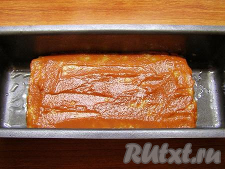 Смесью томатной пасты и горчицы обмазываем верх и бока сформированного мясного хлеба. Вместо томатной пасты и горчицы можно обмазать мясной хлеб просто кетчупом или только пастой. Ставим мясной хлеб в прогретую до 180 градусов духовку на 40 минут.