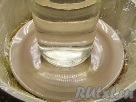 Накрываем миску с луком и свининой пищевой плёнкой, сверху ставим тарелку, а на тарелку устанавливаем груз (например, 2-3-литровую банку с водой). Убираем в холодильник минимум на 2 часа.