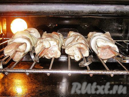 Разогреваем духовку до 250-280 градусов. Шампуры с мясом кладём на решётку и ставим в духовку на самый верхний уровень под нагревательный элемент. Под решётку с шашлыком ставим противень, куда будет стекать жир во время жарки.&nbsp;Противень можно застелить фольгой, чтобы потом было проще мыть.&nbsp;Жарим шашлык минут 20-25, каждые 5-10 минут переворачивая шампуры.