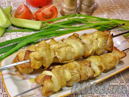 Через 25 минут ароматный, нежный и сочный шашлык из свинины на шампурах в духовке готов. Его лучше подать к столу сразу, пока он горячий. К шашлыку отлично подойдёт отварной картофель в "мундире", а также свежие овощи и зелень.