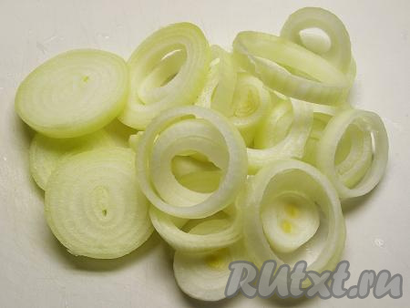 С лука снимаем шелуху и нарезаем кольцами толщиной 5-7 мм.