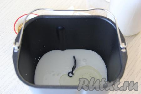 Кефир немного подогреть (примерно, до 40 градусов), затем влить в ведёрко хлебопечки, добавить масло растительное, соль и сахар.