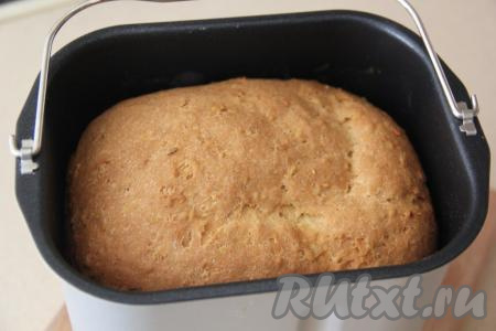 После звукового сигнала ведёрко с хлебом достать из хлебопечки. Дать кукурузному хлебу остыть в ведёрке в течение 10-15 минут. Затем, вынув хлебушек из ведёрка, переложить его на решётку и дать полностью остыть.