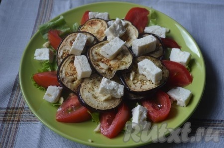 Адыгейский сыр нарезать на кубики, выложить на овощи.