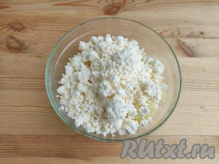 В горячее картофельное пюре добавить творог. Перемешать вилкой.