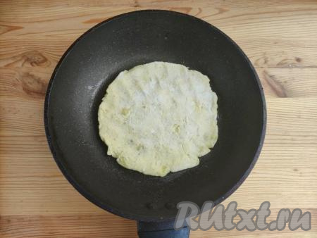 Сковороду смазать растительным маслом, разогреть, выложить лепёшку. Жарить&nbsp;картофельно-творожную лепёшку на сковороде до появления золотистых пятнышек. У меня готовилась около 2 минут на среднем огне.