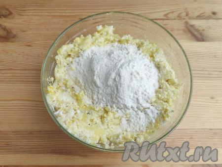 Частями всыпать муку, замешивая мягкое,&nbsp;чуть липкое тесто. Возможно, муки потребуется чуть больше или чуть меньше, чем указано в ингредиентах, тут ориентируйтесь по консистенции теста.