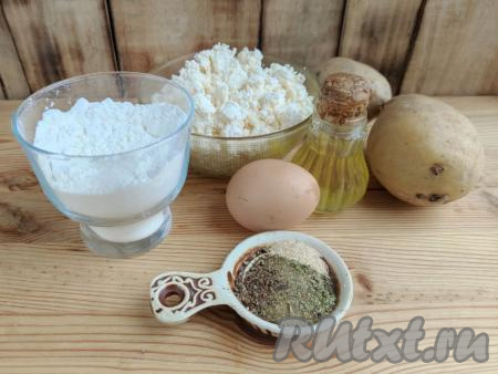 Подготовить продукты для приготовления картофельно-творожных лепёшек на сковороде.