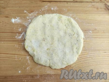 Твёрдую поверхность посыпать мукой, выложить полторы столовые ложки картофельного теста. Придать&nbsp;руками&nbsp;тесту форму лепёшки. Лепёшки&nbsp;получаются толщиной около 3 мм и диаметром около 14 см.