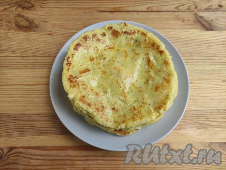 Сформировать и пожарить так все лепёшки.&nbsp;Сложить их стопкой.&nbsp;Можно каждую смазать сливочным маслом - это необязательно, но очень вкусно. Из указанного количества продуктов получилось 6 лепёшек.