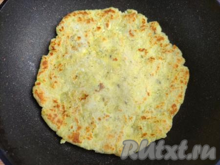 Затем картофельно-творожную лепёшку перевернуть, продолжить жарить также около 2 минут, после этого переложить на тарелку.