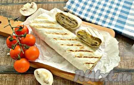 Сочный и вкусный рулет из лаваша с шампиньонами и сыром готов. Разрезаем его сразу на порционные кусочки и подаём на стол. Такая закуска хороша и в тёплом виде, и в уже остывшем.