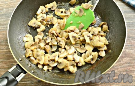 Очень хорошо разогреть растительное масло в сковороде, затем выложить лук и обжарить его, помешивая, на среднем огне в течение 2 минут. После этого добавить шампиньоны, приправить молотым перцем и немного посолить. Обжарить грибочки с луком на среднем огне около 6-7 минут, периодически перемешивая. В процессе жарки из шампиньонов выделится сок, он должен полностью испариться. Сковороду с шампиньонами и луком снять с огня, остудить и начинка для лаваша готова.