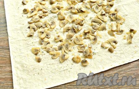 Начинку из лука и шампиньонов выложить на смазанную часть лаваша.