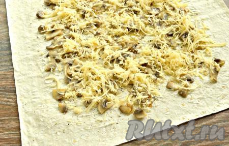 Сыр (я использовала пармезан) натереть на средней тёрке. Посыпать грибную начинку сыром.