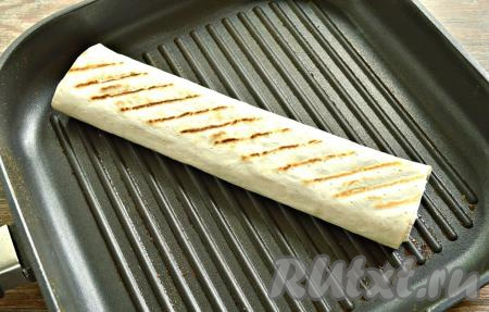 Подрумянить рулет из лаваша с сырно-грибной начинкой на сухой горячей сковороде (я использовала сковороду гриль) на среднем огне по 1,5 минуты с каждой стороны. В процессе обжаривания сыр внутри лаваша расплавится и наш рулет будет отлично держать форму.