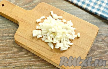 Очистить луковицу и нарезать на небольшие кусочки.