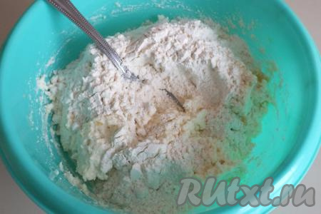 Всыпьте к творожно-банановой массе 8 столовых ложек без горки муки и соль, перемешайте, тесто должно получиться в меру плотным, не липнущим к рукам.