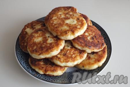 Готовые сырники выложите на тарелку и сразу подавайте на стол.