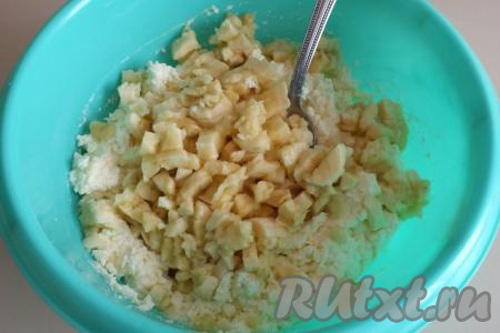 Добавьте бананы в миску с творожно-яичной массой, перемешайте.