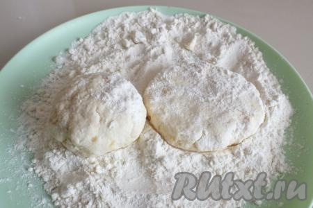 В просторную тарелку насыпьте 4 столовые ложки муки (в этой муке будем панировать сырники). Зачерпните столовой ложкой творожно-банановое тесто, скатайте из него колобок и слегка обваляйте его в муке, придавая ему форму сырника. Аналогично сформируйте столько сырников, сколько можно одновременно пожарить на сковороде.