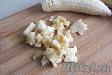 Бананы нарежьте на маленькие кубики размером, примерно, 0,5 см.
