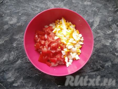 Яйца отварить вкрутую (варим 8-10 минут с начала кипения в кастрюльке воды), остудить и очистить. Добавить рубленые яйца и нарезанные на небольшие кусочки помидоры в миску с цветной капустой.