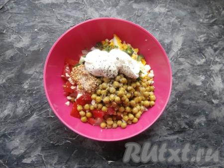 Салат посолить, добавить сметану, поперчить.