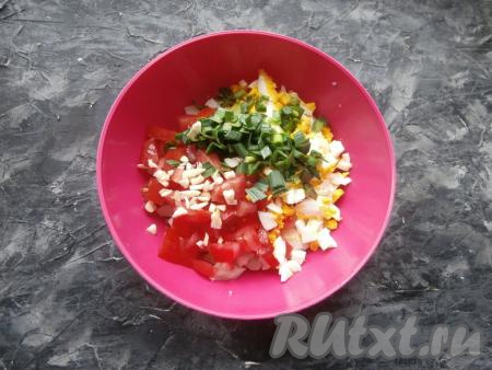 Сюда же&nbsp;добавить мелко нарезанный зубчик чеснока и измельчённые перья чеснока (если нет зелени чеснока, используйте только зубчик чеснока).