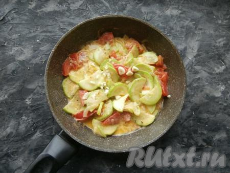 Перемешать и тушить кабачки с помидорами и луком в сметане под прикрытой крышкой 5 минут. Затем добавить измельчённый чеснок.