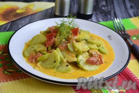 Очень вкусные кабачки с помидорами, тушёные в сметане, к столу подавать тёплыми.